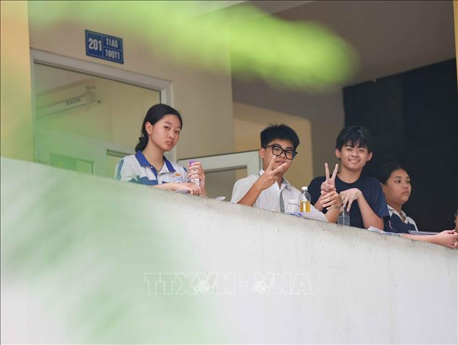 Thí sinh tại điểm thi Trường THPT Trần Nhân Tông trước giờ thi môn Ngoại ngữ. Ảnh: Thanh Tùng - TTXVN